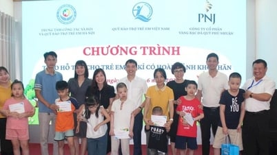 Trao hỗ trợ cho trẻ em tự kỉ có hoàn cảnh khó khăn