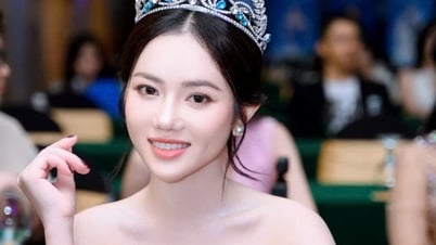 ជើងឯករង Y Nhi ជាមួយនឹងស្មាសិចស៊ី