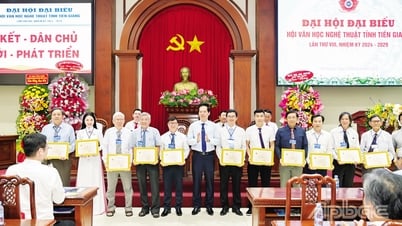 티엔장: 문학과 예술은 조국과 국가의 발전과 함께합니다