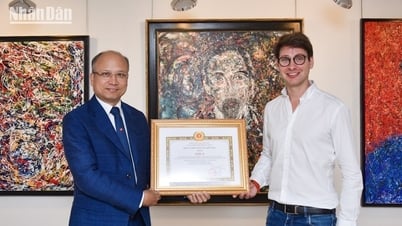 Họa sĩ Pháp Georg Esco nhận giải A với tác phẩm “Theo bước chân của Hồ Chí Minh”