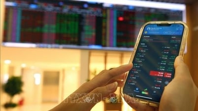 VN-Index vượt 1.350 điểm nhờ lực đỡ cổ phiếu ngân hàng, bất động sản