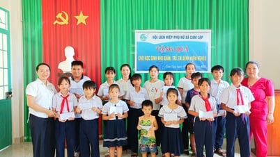 សហភាព​នារី​ឃុំ​កាំឡៃ ប្រគល់​អំណោយ​ដល់​កុមារ​ចំនួន ១៨​នាក់។