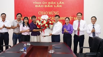 Agencies and units visit and congratulate Dak Lak Newspaper on the occasion of the 100th Anniversary of Vietnam Revolutionary Press Day
