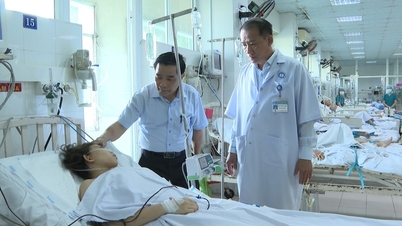 Předseda provincie Quang Nam navštívil oběti vážné dopravní nehody na dálnici Da Nang - Quang Ngai.