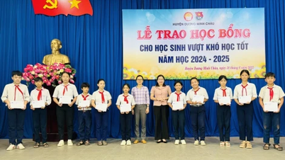 Duong Minh Chau District: Awarding 300 scholarships for academic encouragement