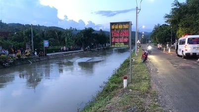 Va chạm với xe máy, xe khách chở 14 người lao xuống kênh