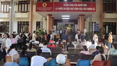 Người dân ồ ạt đi làm thủ tục: Bộ phận một cửa quá tải