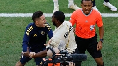 “Đòi” xem VAR, cựu sao Man Utd nhận cái kết cực đắng từ FIFA