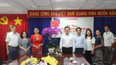Vice Chairman of Ho Chi Minh City People's Committee Bui Xuan Cuong visited and congratulated the press agency