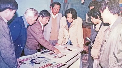 Commemorating the presentation of the first issue of Bac Giang newspaper