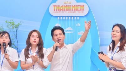តារាចម្រៀង Trong Tan សន្ទនាជាមួយអ្នកអានកាសែត Thanh Nien ក្នុងពិធីបុណ្យកាសែតជាតិ