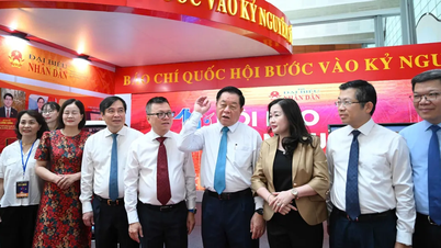 Đông đảo công chúng và thế hệ làm báo về dự khai mạc Hội báo toàn quốc 2025