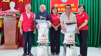 สภากาชาดเมืองกานโธมอบของขวัญแก่ผู้ประสบเหตุไฟไหม้