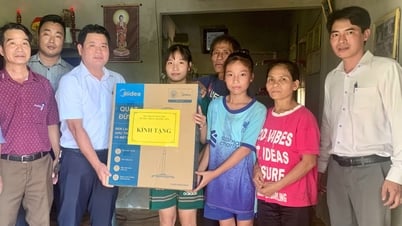 Bí thư Thị ủy Hương Trà thăm, tặng quà các hộ thuộc diện xóa nhà tạm