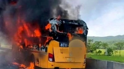 高速道路で旅客バスが火災