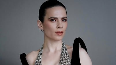 عشيقة توم كروز على الشاشة أصغر منه بـ 20 عامًا وهي مثيرة للغاية
