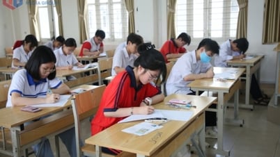 지원자는 수학을 완료하고 비전문 프로그램 10학년 입학 시험을 마칩니다.