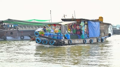 Ghe tạp hóa trên sông