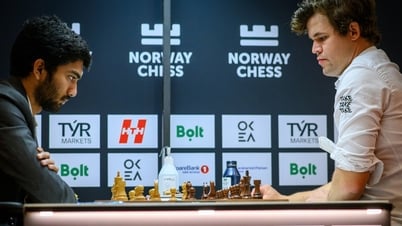 Carlsen destroza la mesa tras perder ante Gukesh