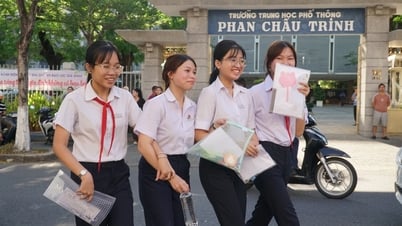 今朝、ダナンの約1万2000人の学生が10年生の入学試験を受けた。