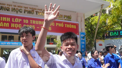 Da Nang candidates smile brightly at the Literature exam with strong family elements