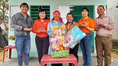 貧困世帯に大連帯住宅を引き渡す