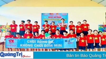 Trẻ em Quảng Trị “chơi bóng đá, không chơi bom mìn”