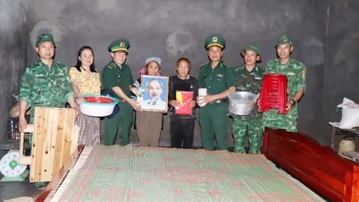 Handing over houses and giving gifts to poor households in Dao San commune