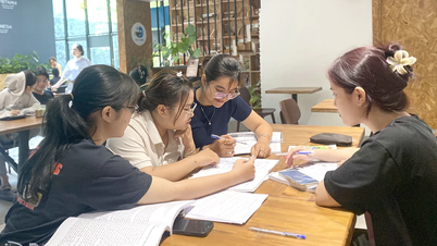 Học bài ở quán cà phê