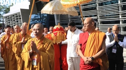 Feierliche Zeremonie zur Ehrung der Reliquien Buddhas