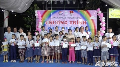 Distrito de Go Cong Tay: Celebrando el Día del Niño, otorgando becas a estudiantes que superan dificultades para estudiar bien