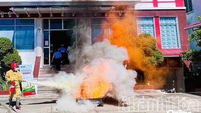 La sucursal de Agribank Cam Lam organiza simulacros de extinción de incendios y rescate.
