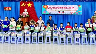 Nhiều phần quà cho học sinh nghèo hiếu học xã Châu Lăng