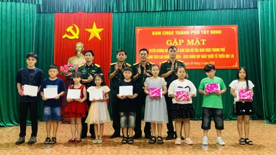 Commandement militaire de la ville de Tay Ninh : Offrir des cadeaux à l'occasion de la Journée internationale des enfants, le 1er juin