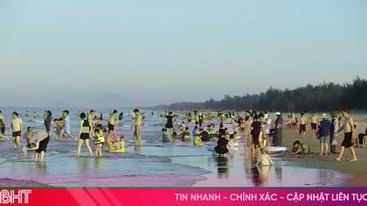 Người dân Hà Tĩnh đổ xuống biển tắm giải nhiệt