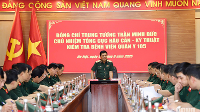 Le lieutenant-général Tran Minh Duc, directeur du département général de la logistique et de l'ingénierie, a inspecté l'hôpital militaire 105.