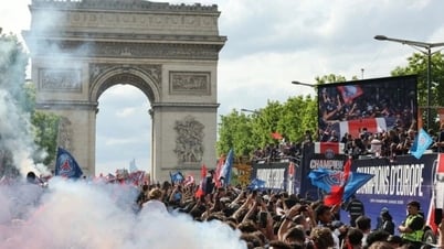 La foule accueille les joueurs du PSG célébrant le titre de la Ligue des champions