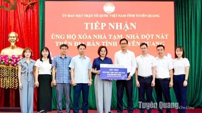 La société hydroélectrique de Tuyen Quang a fait don de 120 millions de VND pour soutenir la démolition de maisons temporaires et délabrées.