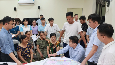 [ẢNH] Cuộc họp trong đêm và lời hứa giúp người dân có cuộc sống tốt hơn