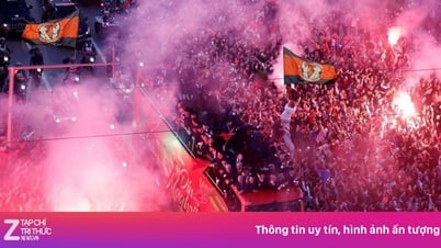 Hoang Duc received the cup after facing Cong Phuong