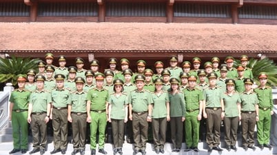 ชั้นเรียนทฤษฎีการเมืองขั้นกลาง วิทยาลัยความมั่นคงของประชาชน ถวายธูปเทียนรำลึกถึงประธานาธิบดีโฮจิมินห์