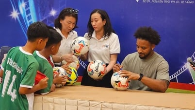 Xuan Son draws lots and signs autographs for young players, the 2025 BRT Television Cup football tournament is exciting