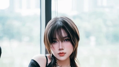 ネットカフェのホットな女の子が魅惑的な美しさでインターネット上で嵐を巻き起こす