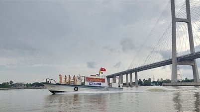 Vollständige Kontrolle über Fahrzeuge mit Pump-, Saug- und Transportausrüstung für Sand und Kies auf Flüssen