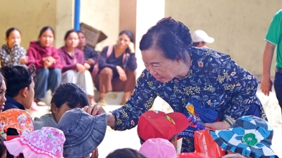 Trao 100 suất quà cho trẻ em xã Trà Vinh