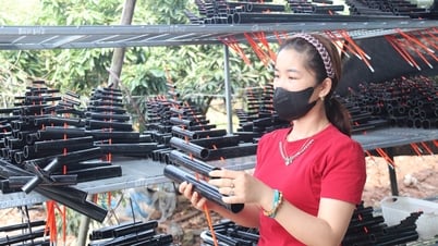 Huan Nguyen flute and kite facility sells more than 1,000 flute and kite products every day.