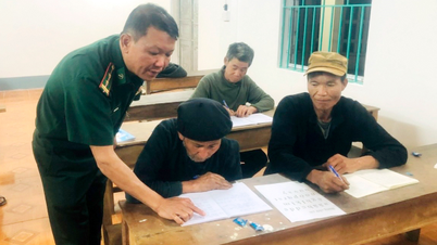គ្រូបង្រៀន​ពាក់​អាវ​ពណ៌​បៃតង​ខិតខំ​លុប​បំបាត់​អក្ខរកម្ម​នៅ​តាម​តំបន់​ព្រំដែន