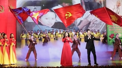 Отдавая дань уважения революционным журналистам через специальную художественную программу «Навсегда верное сердце, острое перо»