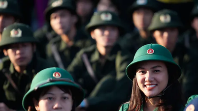 2025 年に、どの軍事学校が C00 グループを採用しますか。また、昨年のベンチマーク スコアは何でしたか。