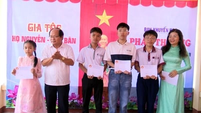 El clan Nguyen de la aldea de Hoa Ban celebró una ceremonia para conmemorar a sus antepasados ​​y otorgar premios para fomentar el aprendizaje.